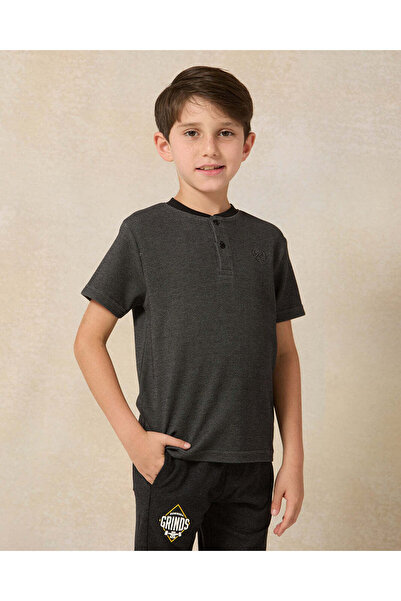 REDTAG قميص هينلي بأكمام قصيرة باللون الأسود للأولاد
