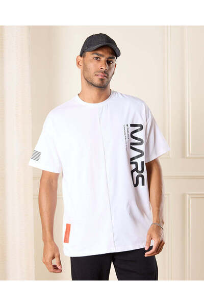 REDTAG تي شيرت رجالي أبيض مطبوع عليه كوكب المريخ