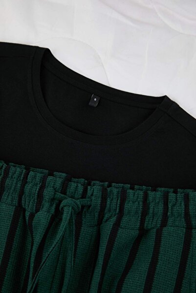 Trendyol Collection Μαύρο-πράσινο σετ πιτζάμες με ριγέ υφή με κανονική εφαρμογή TMNAW26PT00006