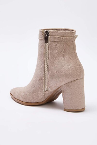 TRENDYOL SHOES Nerzfarbene Damen-Stiefeletten mit Schnallendetail, spitzer Zehenpartie und Blockabsatz TAKAW26BO00059