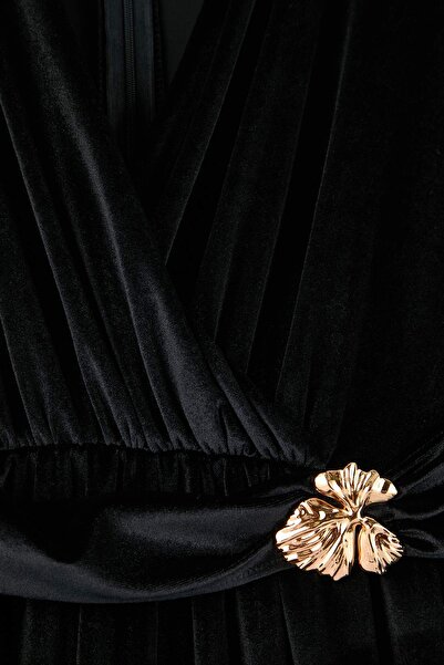 Trendyol Curve Black Accessory Detailed Velvet Knitted Oversize Dress Tbbaw26Ah00057