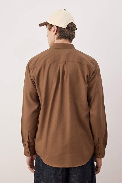 Trendyol Collection Barna, normál szabású, gabardin textúrájú férfi ing TMNAW26GO00009