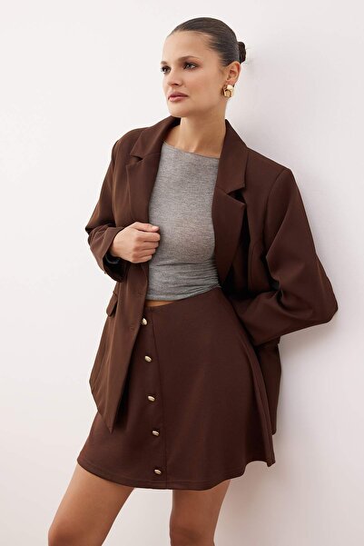 Trendyol Collection Brauner, geknöpfter Mini-Glöckchen/A-Line Strickrock TWOAW26ET00085