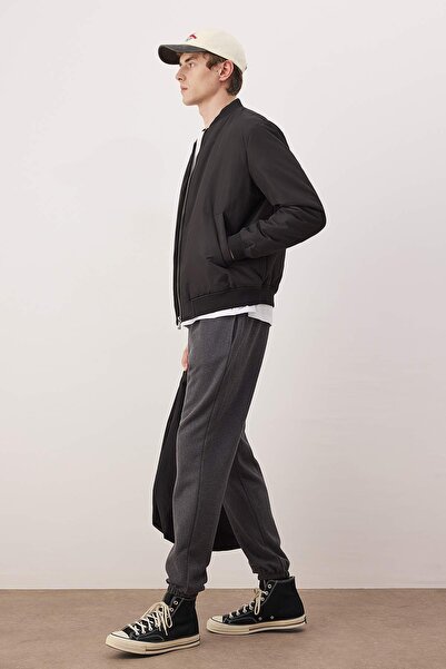 Trendyol Collection Anthrazitfarbener, regulär geschnittener, elastischer, weicher, strukturierter Strick-Pyjamahose mit Knöpfen TMNAW26PJ00000