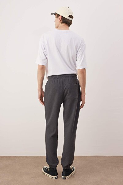 Trendyol Collection Anthrazitfarbener, regulär geschnittener, elastischer, weicher, strukturierter Strick-Pyjamahose mit Knöpfen TMNAW26PJ00000