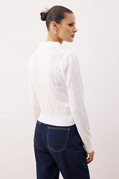 Trendyol Collection Weißer, bestickter Strickpullover mit Polokragen und Haarstruktur TWOAW26HI00290