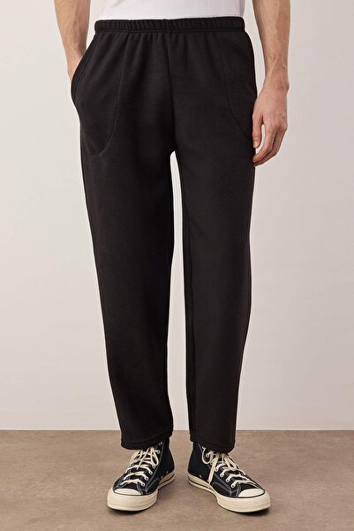 Trendyol Collection Schwarze Regular-Cut Fleece-Pyjamahose mit offenem Bein TMNAW26PJ00003