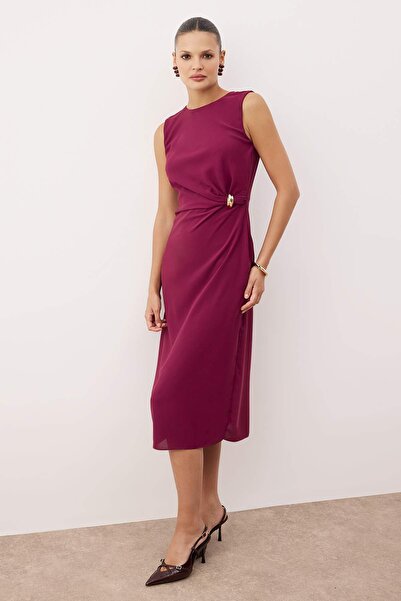 Trendyol Collection Σκούρο μωβ ίσιο φόρεμα με λεπτομέρεια αξεσουάρ που αγκαλιάζει το σώμα TWOSS25EL00204