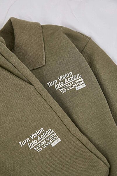 TRENDYOLKIDS Відкритий хакі 100% бавовна з принтом, поло-комір, оверсайз, дитячий трикотажний комплект TKDAW26AU00007