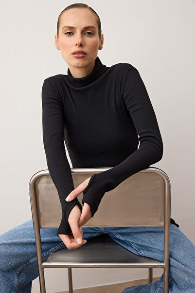 Kolekce Trendyol Černá úpletová halenka s rolákem a detaily pro zvýraznění pr...