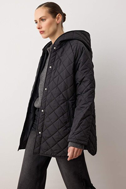 Trendyol Collection Schwarzer wasserabweisender Steppmantel mit Kapuze TWOAW23MO00131