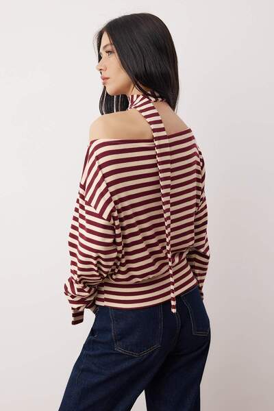 Trendyol Collection Πολύχρωμη ριγέ πλεκτή μπλούζα με ανοιχτό ώμο με λεπτομέρεια αξεσουάρ κανονικής εφαρμογής TWOAW26BZ00308