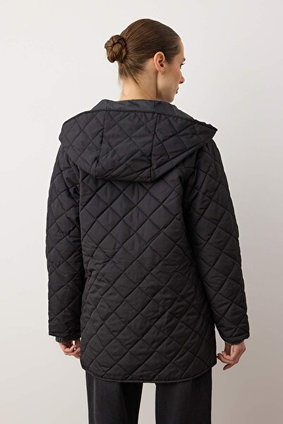 Trendyol Collection Schwarzer wasserabweisender Steppmantel mit Kapuze TWOAW23MO00131