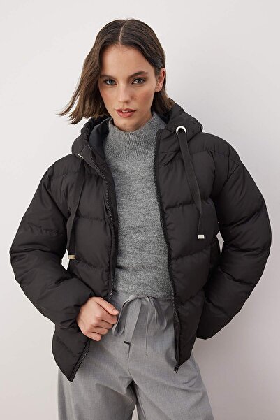 Trendyol Collection Černá kapuce Rugular Mold Vodoodpudivé nafukovací kabáty TWOAW21MO0022