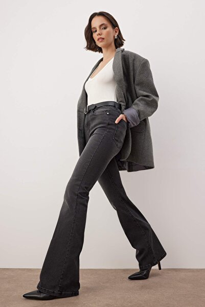 Trendyol Collection Anthrazitfarbene, hoch taillierte Jeans mit ausgestelltem Bein TWOAW26JE00255