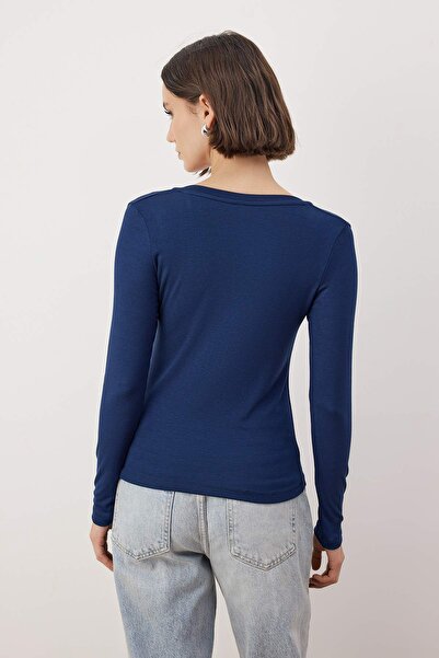 Trendyol Collection Navy Blue Premium Soft Fabric V-Neck Fitted/Bodycon Stretchy Knitted Blouse Twoaw24Bz00050