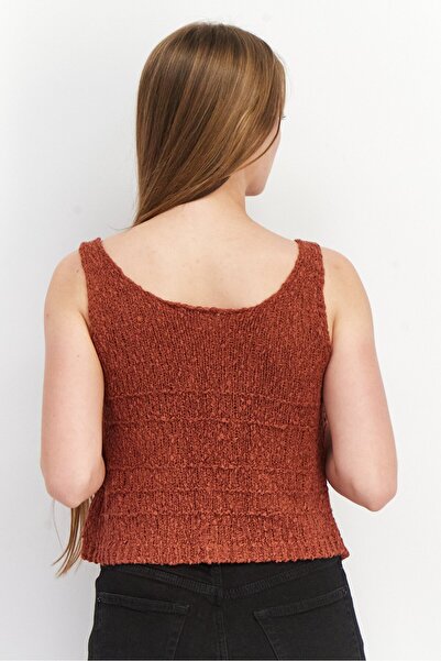 BB Dakota by Steve Madden قميص داخلي قصير بدون أكمام بفتحة رقبة دائرية للنساء، تفاحة مقسمة