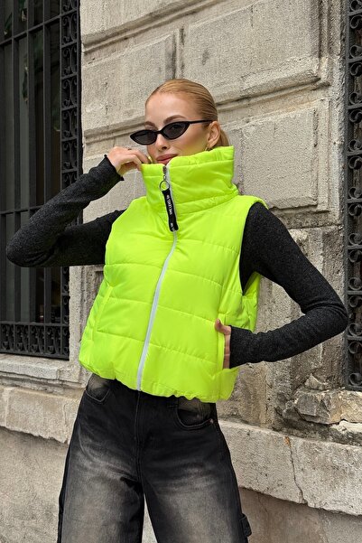 Keyifli Moda Kadın Neon Yeşil Sırtı Taş İşlemeli Dik Yaka Kısa Şişme Yelek