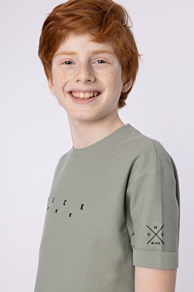 Black One με τύπωμα Αγορικό καλοκαιρινό μπλουζάκι με λαιμόκοψη με λεπτομέρεια τσέπης