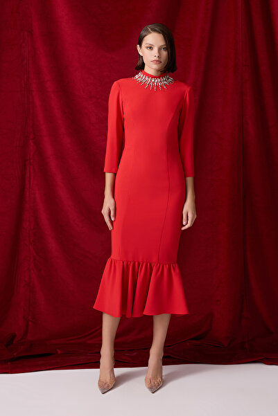 Jus De Pommes KIRMIZI YAKASI TAŞ İŞLEMELİ VOLANLI MİDİ BOY ELBİSE