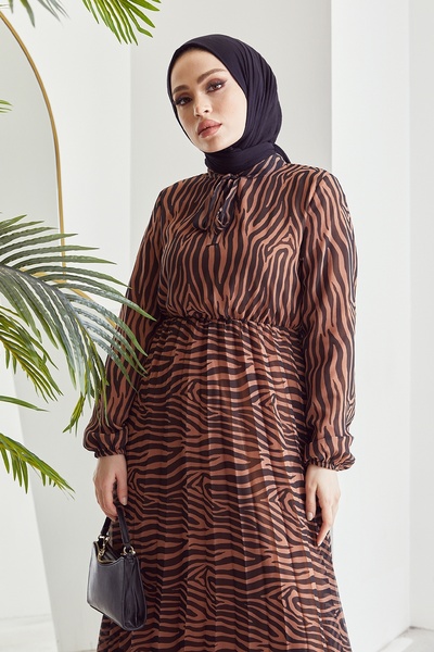 InStyle Wzorzysta sukienka z szyfonowym hidżabem Lenda - brązowa