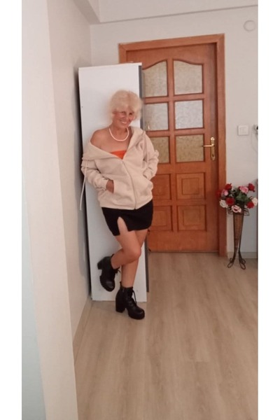 Butik Krem rengi, kapüşonlu,oversize kaliteli sıvı t-shirt