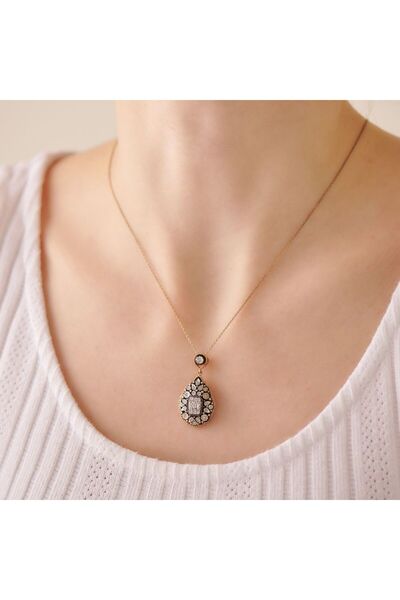 Assos Pırlanta 0.20 Karat Baget Taşlı Elmas Fantezi Kolye