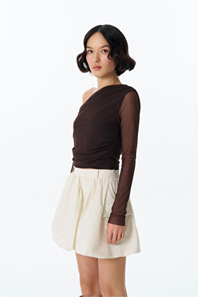 Quzu Блузка з низькими плечима і деталями з тюлю, коричнева