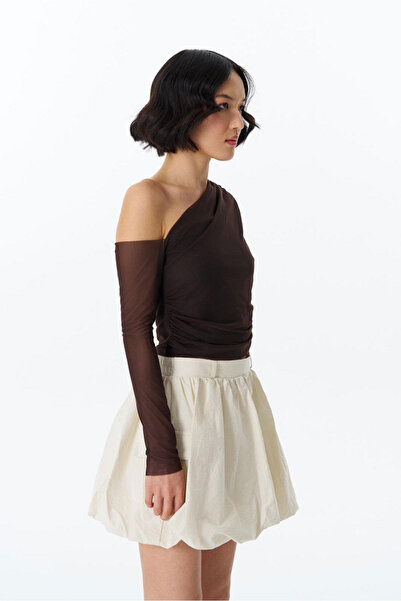 Quzu Блузка з низькими плечима і деталями з тюлю, коричнева