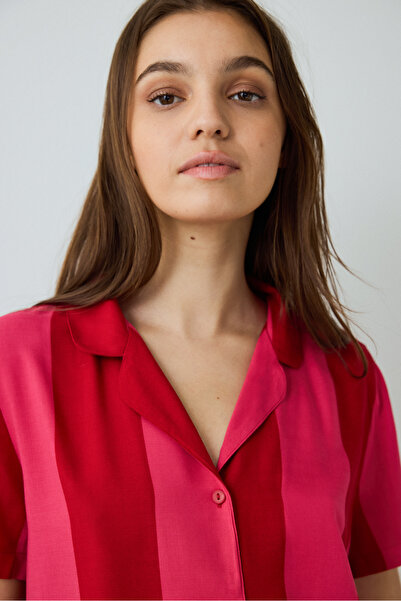 Penti Red For You Pyjama-Set mit gestreiftem Muster, Hemdkragen und kurzen Ärmeln und Shorts