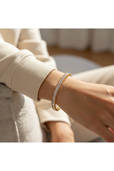 SAZAK AKSESUAR سوار نسائي ذهبي اللون مرصع بأحجار الزركون على شكل مسار مائي من...