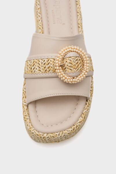 Capone Outfitters Γυναικείες παντόφλες με τακούνι Verla Straw Buckle Wedge