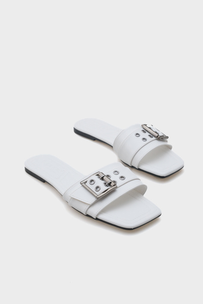 Capone Outfitters Γυναικείες παντόφλες Katha με μεταλλική πόρπη με επίπεδη φτέρνα και αμβλύ δάχτυλο