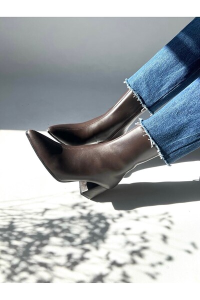 leopar by çetinay clv902 | Kadın Kahve Deri Sivri Burun Premium Deri Topuklu Bot – Zarif & Fermuarlı Tasarım