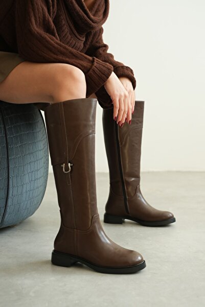 MODAADAM Barna színű női randevúzási csizma - lapos talp és csat részletekkel