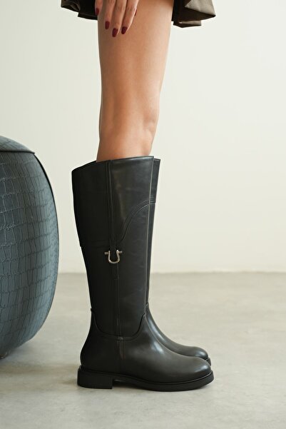 MODAADAM Černé kožené dámské boty - plochá podrážka a detail přezky