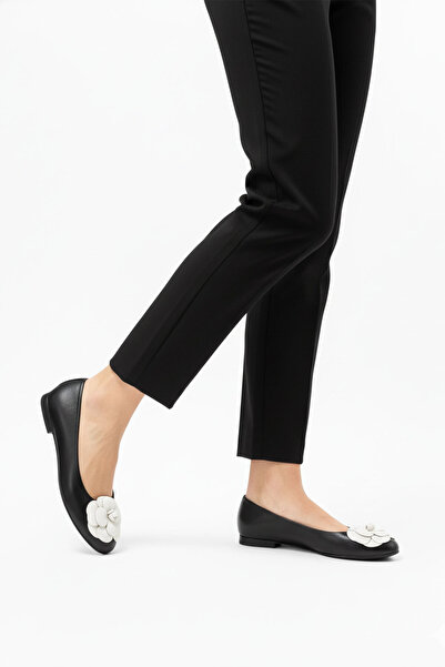 Deriderim Черни дамски балетни пантофки от естествена кожа с флорални детайли