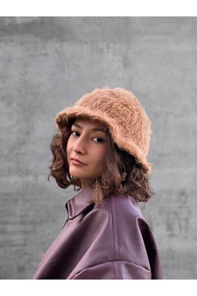 MELUSH Pălărie tricotată model LUX LUSH cu pene maro
