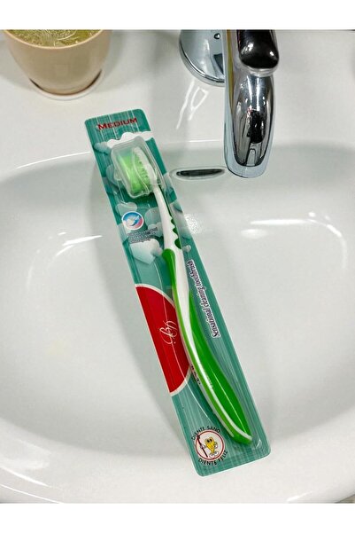 B&D Adult Toothbrush with Cap, Medium Bristles (2-count)