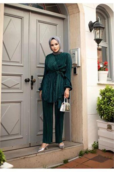 Tesettür Diyarı Costum cu pantaloni plisați și curea, culoare smarald