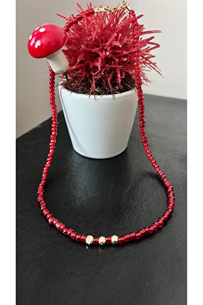 Atelier By Serkan قلادة من الخرز الزجاجي الأحمر بتفاصيل دوريكا