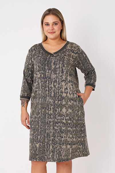 İntensive Γυναικείο φόρεμα μεγάλου μεγέθους με χακί σχέδιο με τριών τετάρτων μανίκια και τσέπες από ζακάρ με λαιμόκοψη σε σχήμα V