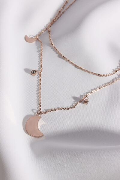 LA PERRY ACCESSORIES قلادة على شكل قمر وردة من الفولاذ مكونة من قطعتين