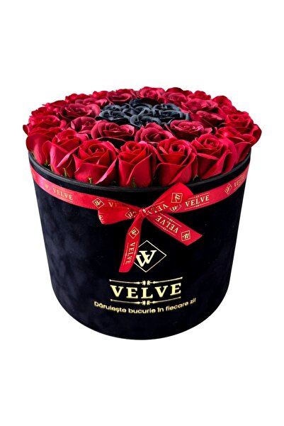 velve Aranjament Floral Majestic, cu trandafiri din sapun rosii, bordo si negri,in cutie neagra de catifea