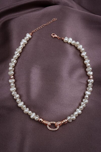 LA PERRY ACCESSORIES قلادة من اللؤلؤ الوردي بحلقة بيضاوية مرصعة بالأحجار