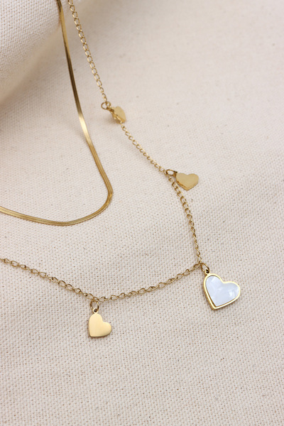 LA PERRY ACCESSORIES قلادة على شكل قلب لؤلؤي مكونة من قطعتين من الفولاذ الذهبي