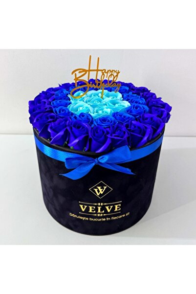 velve Aranjament Floral Majestic,cu trandafiri din sapun in 3 nuante de albastru,cu mesaj "Happy Birthday"