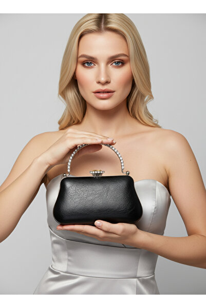 Biçanta Geantă de seară din piele lacuită neagră, cu detaliu de perle, cu mân...