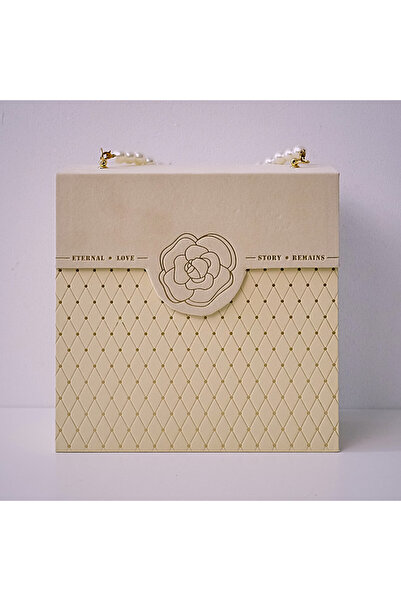 velve Gift box, made of velvet with gold details and message, Gold