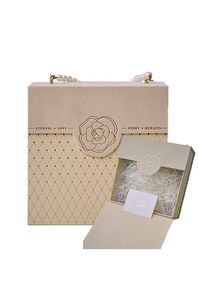 velve Gift box, made of velvet with gold details and message, Gold